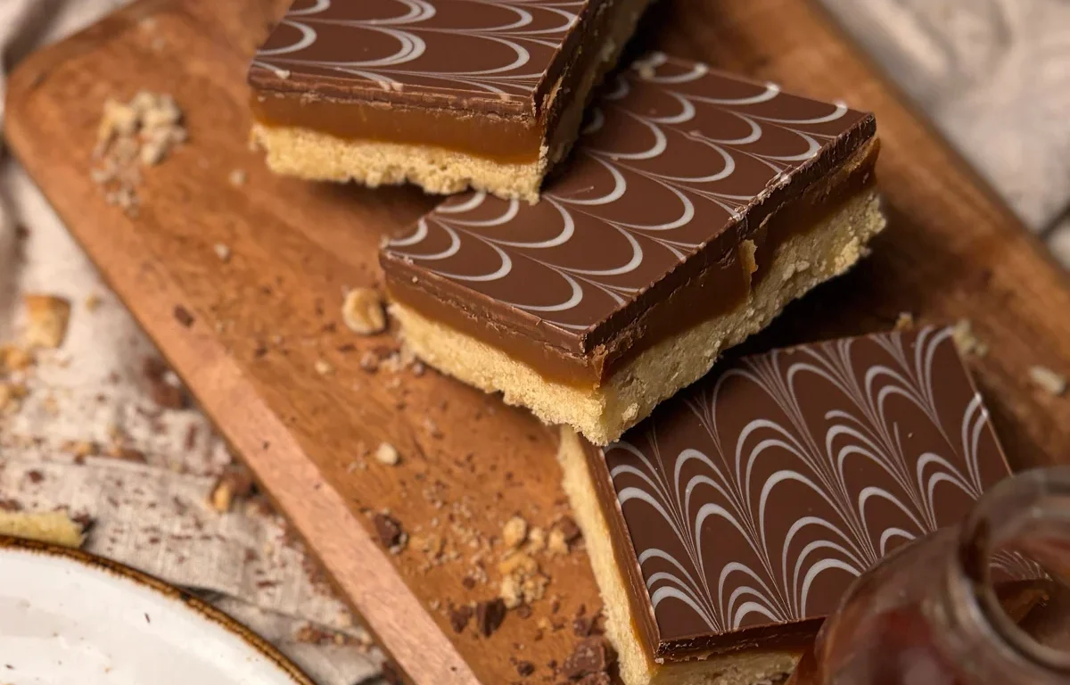 starbucks brings back belgian chocolate caramel shortbread
